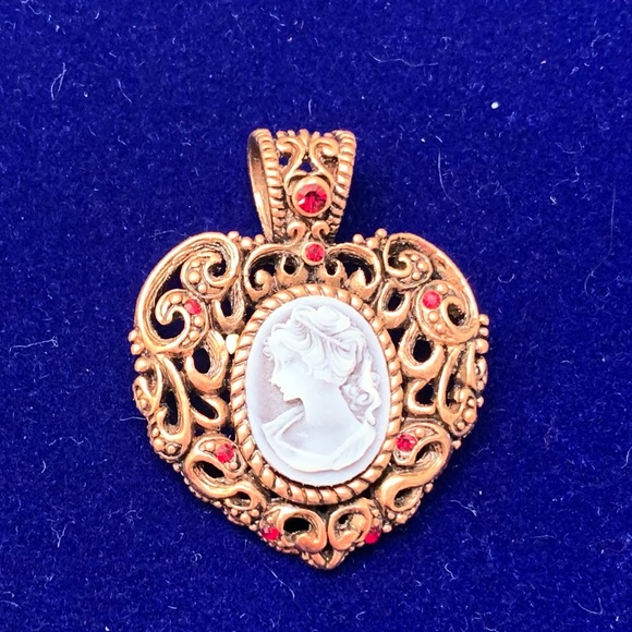 Beautiful vintage heart shaped cameo pendant in copper tone setting - Picture 2 of 3